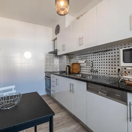 Sea View Town 2 Bedroom Апартаменти *